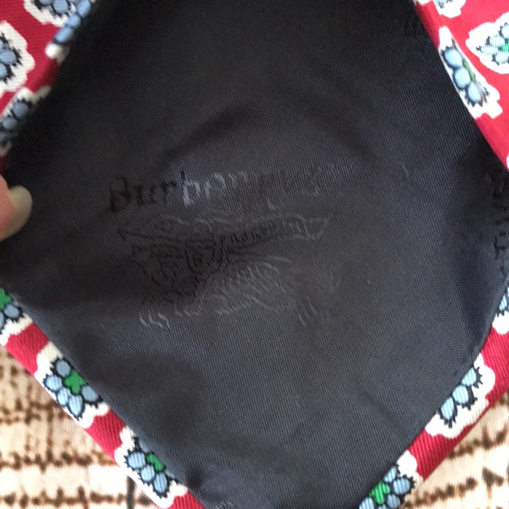 🏇 Burberry Silk Red Patterned Men's Tie - Picture 8 of 8